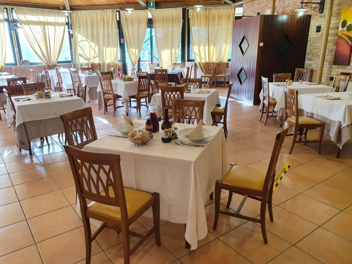 Hotel Holiday Фоджиа Экстерьер фото
