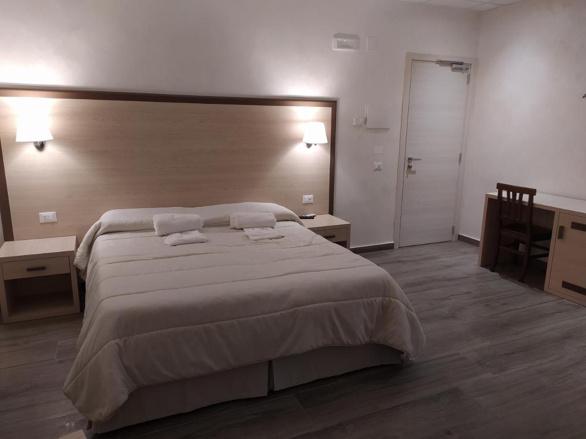 Hotel Holiday Фоджиа Экстерьер фото